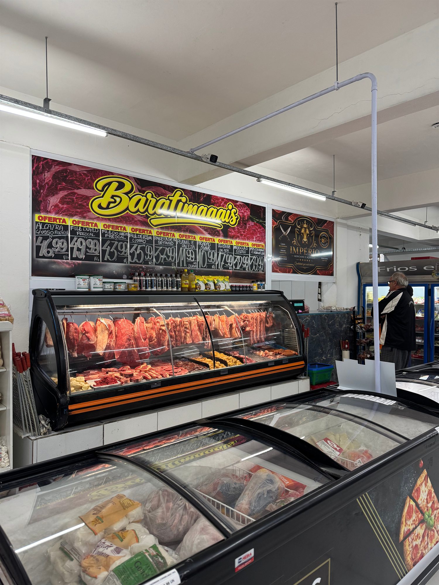 Balcão do açougue do Mercado Império com diversos cortes de carne